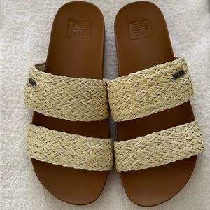 Like new-Reef Sandals